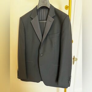 Gieves and Hawkes mens tuxedo, black, 40R jacket
Pants fit 34 waist, 30” inseam